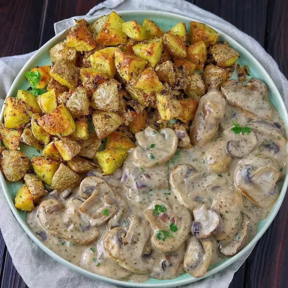 طرز تهیه سس قارچ با سیب زمینی سرخ کرده رستورانی؛ رسپی کامل و خوشمزه